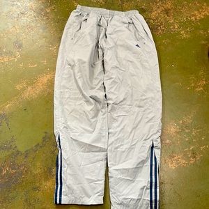 Drawstring waist , zipper legs, mesh insides